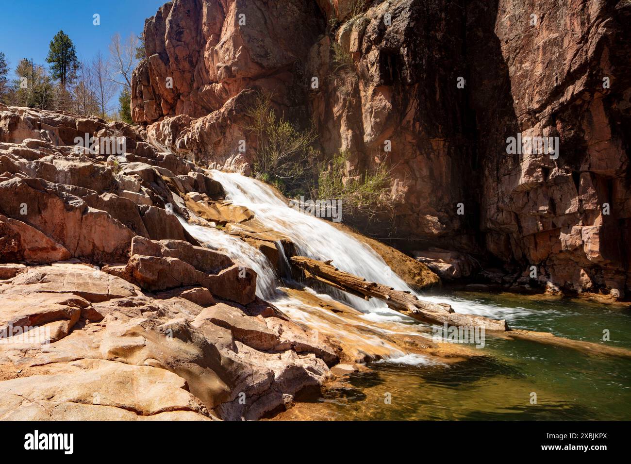 Wundervolle Wasserfälle entlang des herrlichen Water Wheel Falls Wander Trail in der Nähe von Peyson, Arizona (USA). Verführerisch, Erstaunlich, Atemberaubend, Fesselnd, Stockfoto