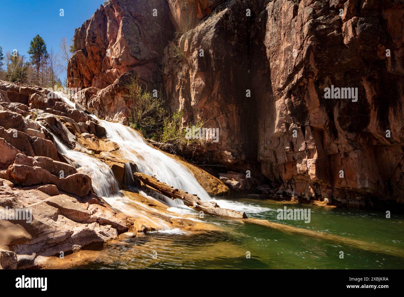 Wundervolle Wasserfälle entlang des herrlichen Water Wheel Falls Wander Trail in der Nähe von Peyson, Arizona (USA). Verführerisch, Erstaunlich, Atemberaubend, Fesselnd, Stockfoto