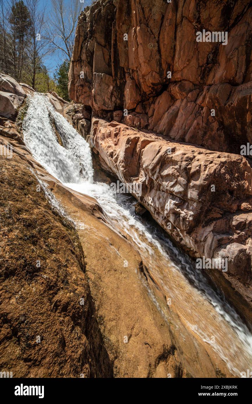 Wundervolle Wasserfälle entlang des herrlichen Water Wheel Falls Wander Trail in der Nähe von Peyson, Arizona (USA). Verführerisch, Erstaunlich, Atemberaubend, Fesselnd, Stockfoto