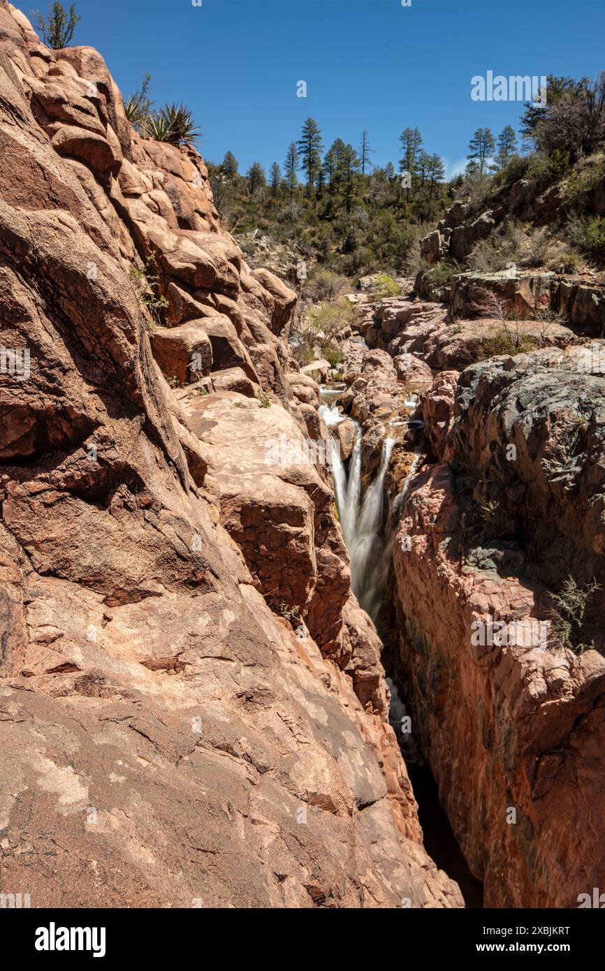 Wundervolle Wasserfälle entlang des herrlichen Water Wheel Falls Wander Trail in der Nähe von Peyson, Arizona (USA). Verführerisch, Erstaunlich, Atemberaubend, Fesselnd, Stockfoto
