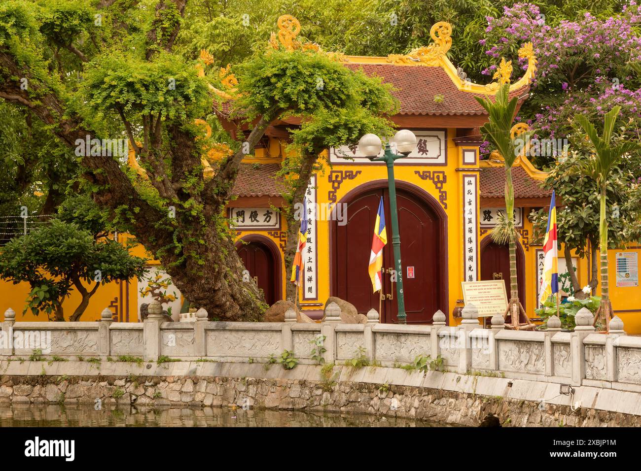 Verlockende, erstaunliche Trấn Quốc-Pagode, Chùa Trấn Quốc, Pagode des Trấn Quốc-Tempels, Ơn der See, Hanoi, Vietnam. Architektur, Arrangement, komplex, Stockfoto