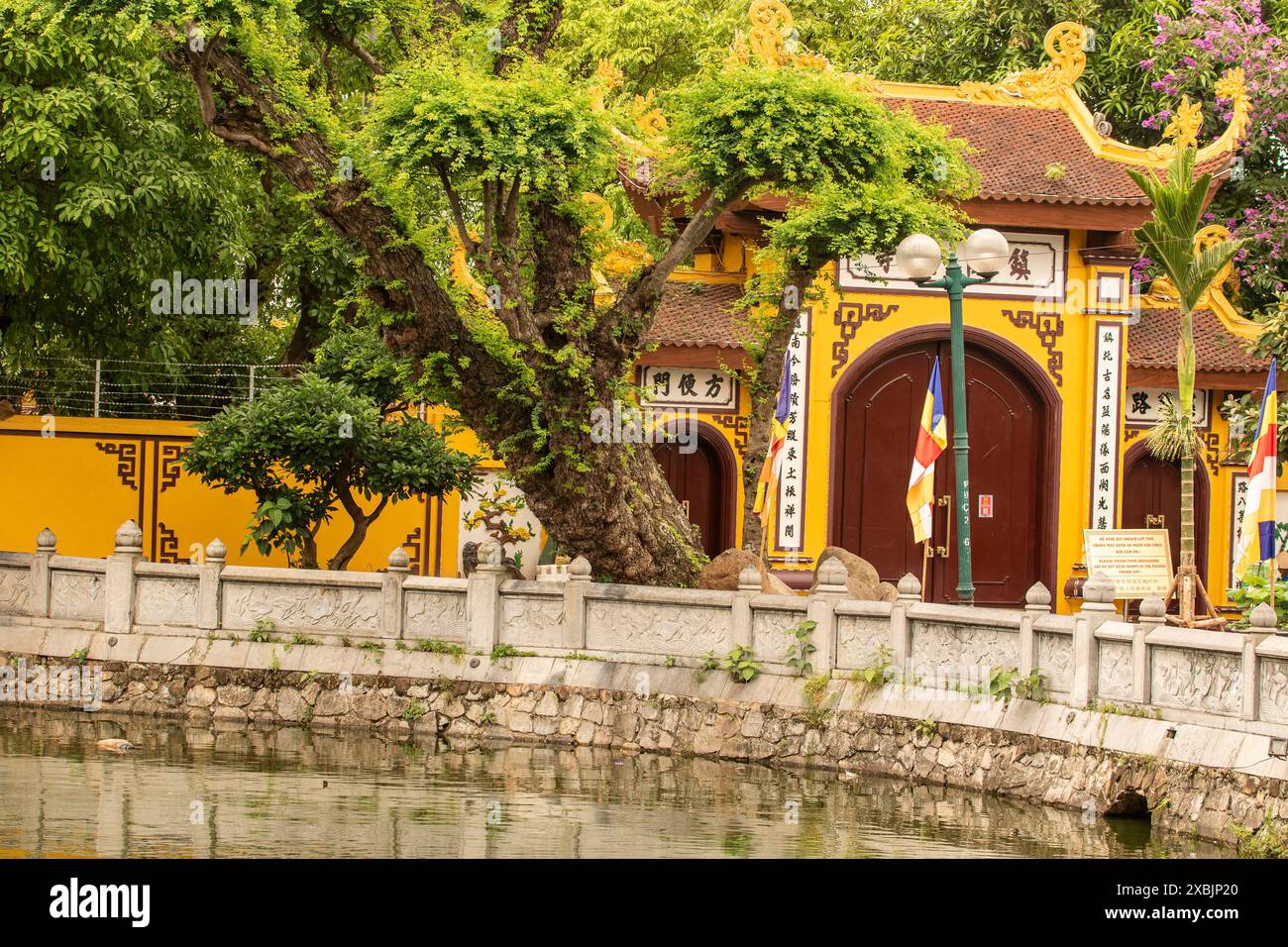 Verlockende, erstaunliche Trấn Quốc-Pagode, Chùa Trấn Quốc, Pagode des Trấn Quốc-Tempels, Ơn der See, Hanoi, Vietnam. Architektur, Arrangement, komplex, Stockfoto