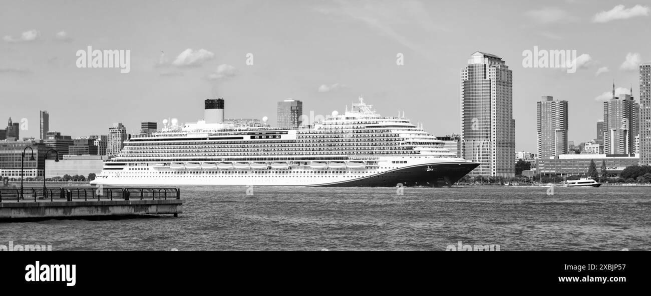 Luxuriöses Kreuzfahrtschiff, das bei Sonnenaufgang zum Hafen segelt. Kreuzfahrtschiff in der Nähe von New york Manhattan. Schwimmendes Schiff in New York. Urlaub auf einem Kreuzfahrtschiff in Manhattan Stockfoto