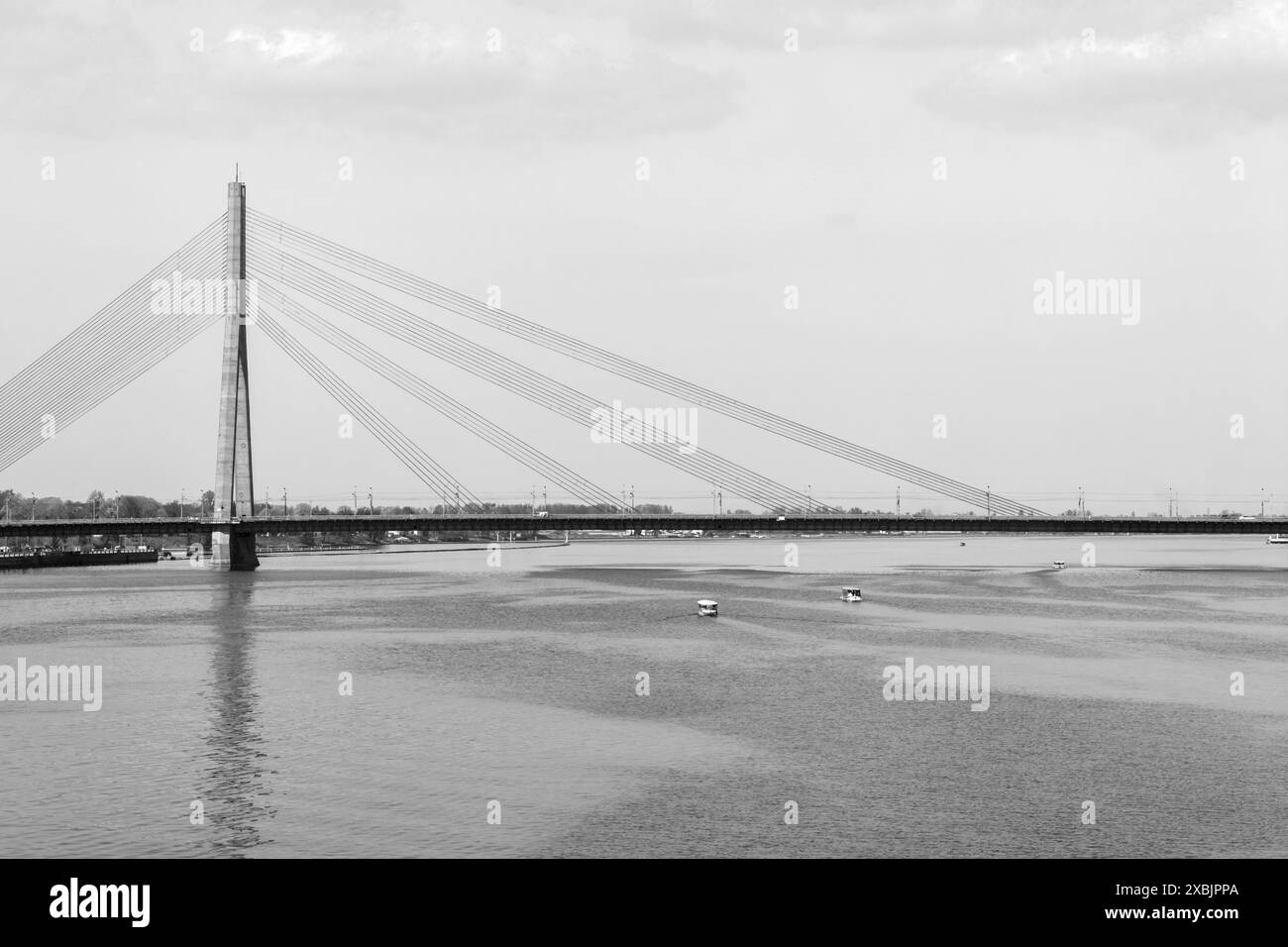 Schwarz-weiß-Bild einer Brücke über einen Fluss am Morgen Stockfoto