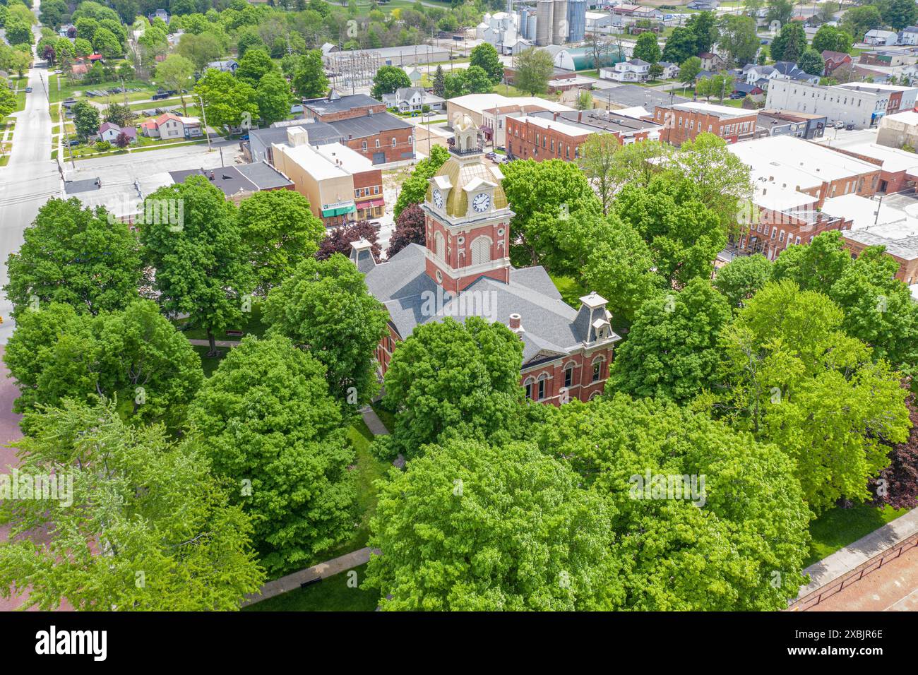 Ein Blick aus der Vogelperspektive auf das LaGrange County Courthouse in LaGrange, Indiana, mit seiner architektonischen Eleganz inmitten der bezaubernden Stadtlandschaft und der Bäume Stockfoto