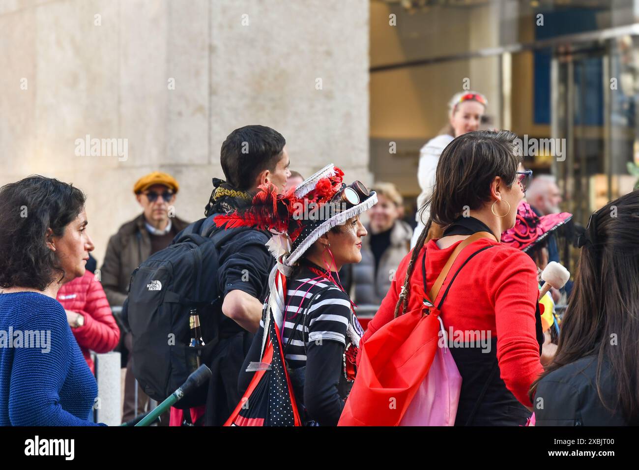 Menschen bei der traditionellen Parade zum 25. April, die an den Sieg des italienischen Widerstands gegen den Faschismus im Jahr 1945 erinnert, in Mailand, Italien Stockfoto