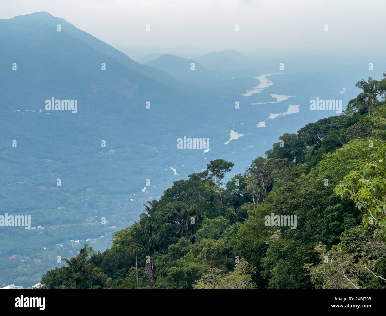 Malerische Aussicht vom Nadukani Pavillon mit malerischer Landschaft über das glitzernde Wasser des Muvattupuzha River, Idukki Valley und Kerala Stockfoto