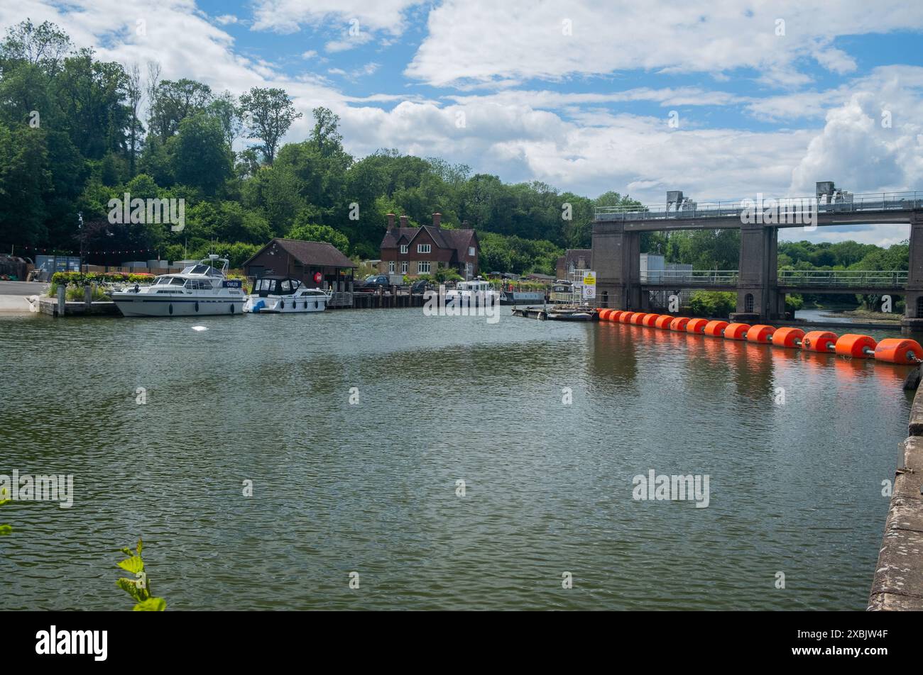 Allington Lock am River Medway, mit dem 1930er-Wehr Stockfoto