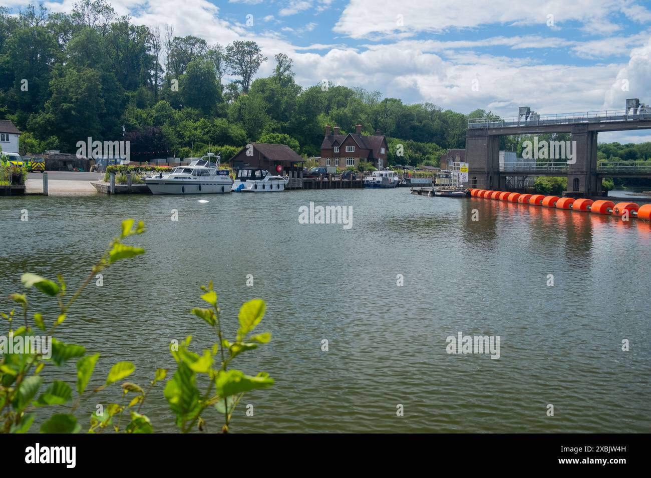 Allington Lock am River Medway, mit dem 1930er-Wehr Stockfoto