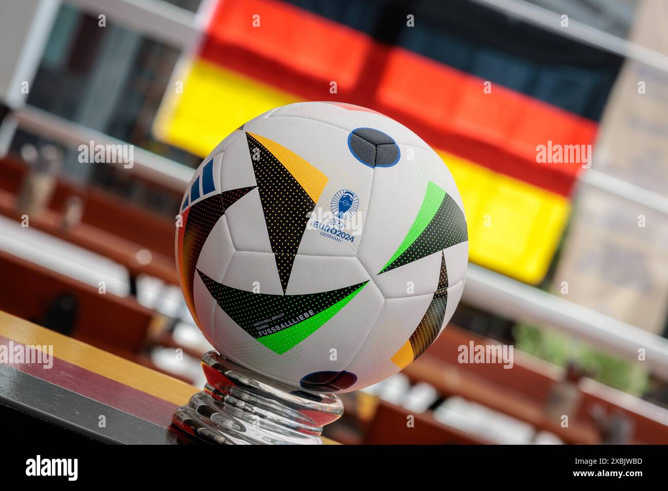 Wiesbaden, 11.06.2024, Symbolfoto Public Viewing der Fußball Europameisterschaft 2024, Fussballliebe Original Spielball zur UEFA EURO 2024 von Sportausrüster Adidas auf einem Tresen mit Deutschlandfahne. Wiesbaden Andechser Hessen Deutschland *** Wiesbaden, 11 06 2024, symbolisches Foto Öffentlichkeit Besichtigung der Fußball-Europameisterschaft 2024, Fußball Love Original-Match-Ball zur UEFA EURO 2024 vom Sportanbieter Adidas auf einem Theken mit deutscher Flagge Wiesbaden Andechser Hessen Deutschland Stockfoto