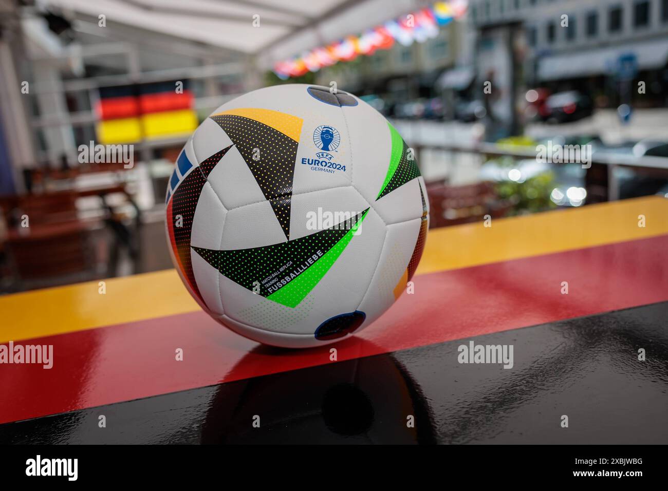 Wiesbaden, 11.06.2024, Symbolfoto Public Viewing der Fußball Europameisterschaft 2024, Fussballliebe Original Spielball zur UEFA EURO 2024 von Sportausrüster Adidas auf einem Tresen mit Deutschlandfahne. Wiesbaden Andechser Hessen Deutschland *** Wiesbaden, 11 06 2024, symbolisches Foto Öffentlichkeit Besichtigung der Fußball-Europameisterschaft 2024, Fußball Love Original-Match-Ball zur UEFA EURO 2024 vom Sportanbieter Adidas auf einem Theken mit deutscher Flagge Wiesbaden Andechser Hessen Deutschland Stockfoto