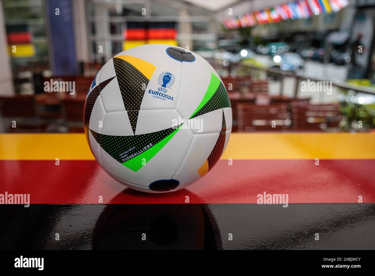 Wiesbaden, 11.06.2024, Symbolfoto Public Viewing der Fußball Europameisterschaft 2024, Fussballliebe Original Spielball zur UEFA EURO 2024 von Sportausrüster Adidas auf einem Tresen mit Deutschlandfahne. Wiesbaden Andechser Hessen Deutschland *** Wiesbaden, 11 06 2024, symbolisches Foto Öffentlichkeit Besichtigung der Fußball-Europameisterschaft 2024, Fußball Love Original-Match-Ball zur UEFA EURO 2024 vom Sportanbieter Adidas auf einem Theken mit deutscher Flagge Wiesbaden Andechser Hessen Deutschland Stockfoto