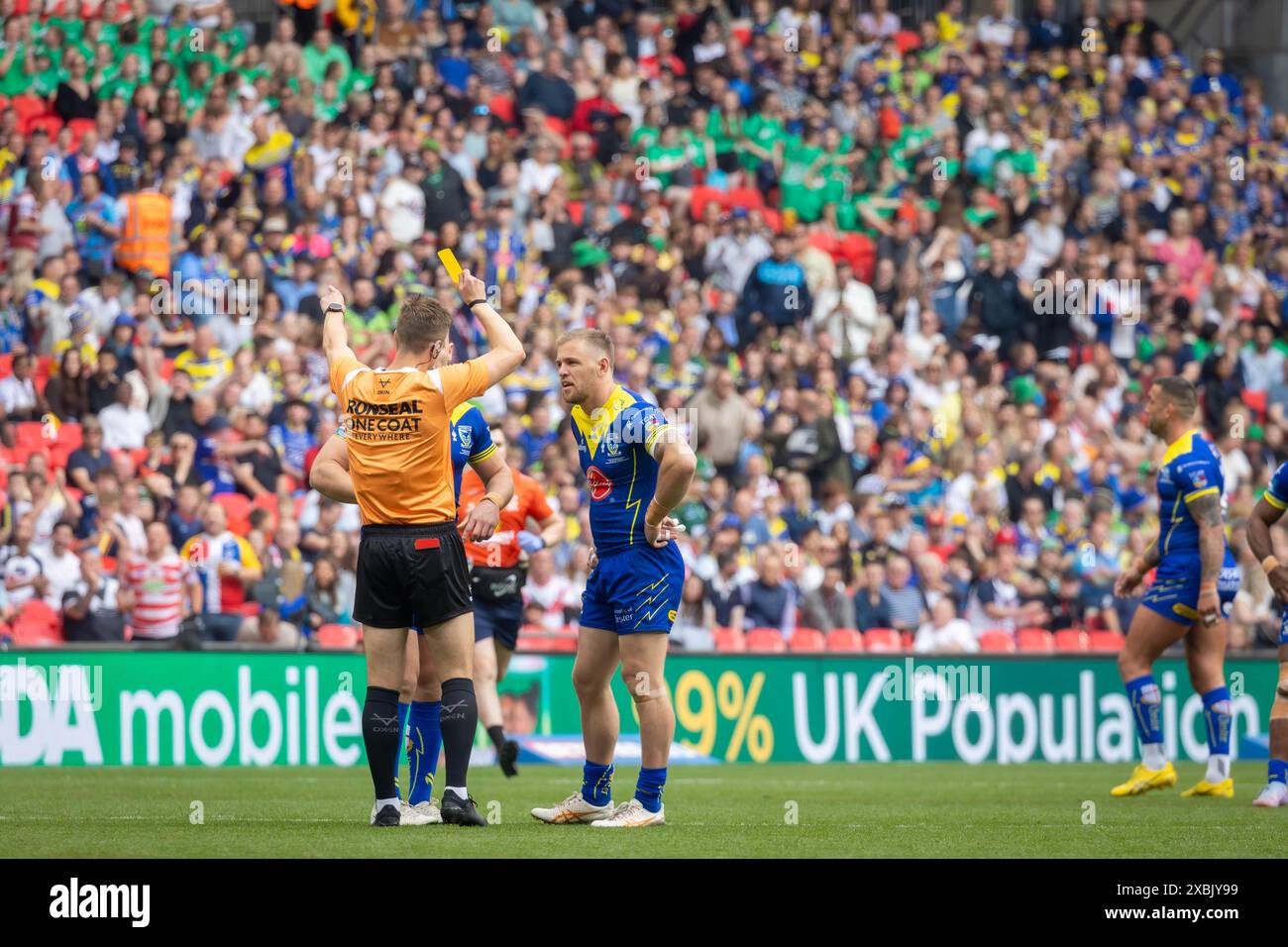 Das Finale des Betfred Challenge Cup 2024 begann mit dem Schiedsrichter Chris Kendall, der Matt Dufty eine gelbe Karte gab Stockfoto