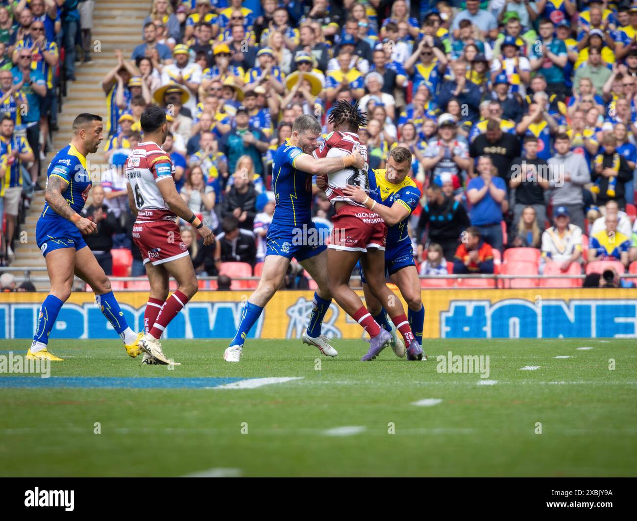 Das Finale Des Betfred Challenge Cups 2024. Josh Drinkwater und Lachlan Fitzgibbon kämpfen gegen Junior Nsemba Stockfoto