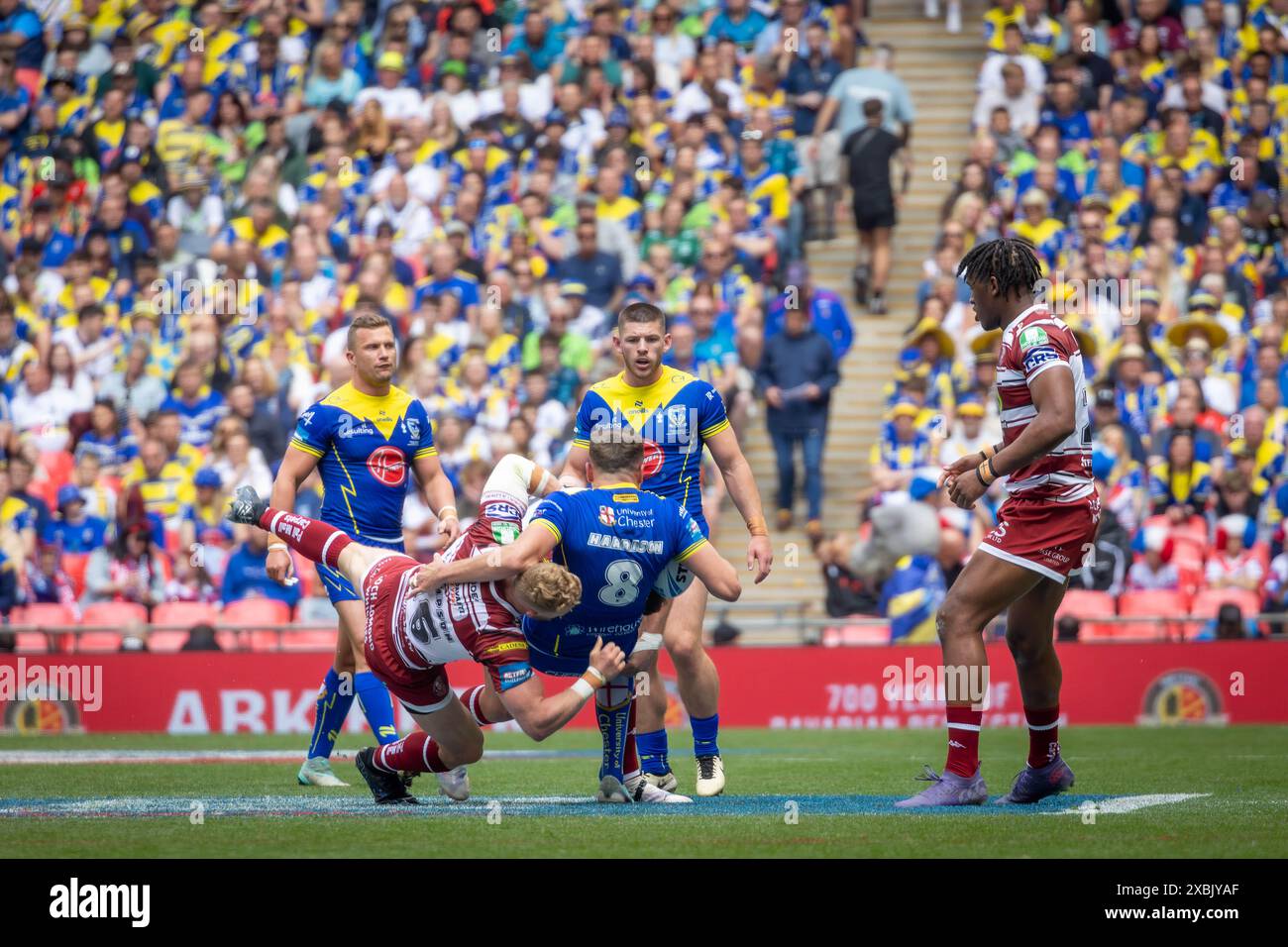 Das Finale Des Betfred Challenge Cups 2024. Danny Walker beobachtet Luke Thompson, wie er James Harrison angreift Stockfoto