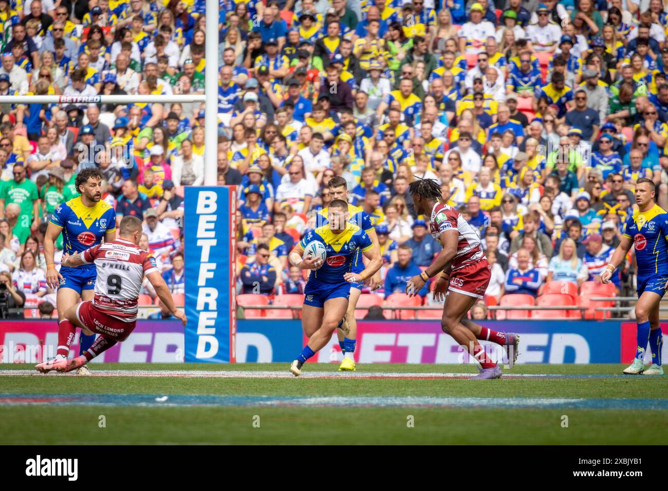 Das Finale Des Betfred Challenge Cups 2024. Danny Walker läuft mit dem Ball, als Brad O'Neill ausrutscht Stockfoto