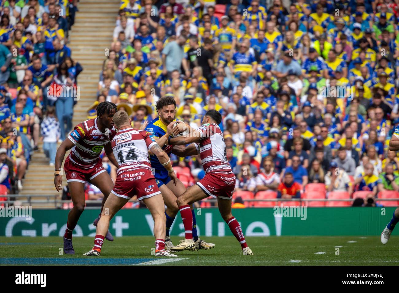 Das Finale Des Betfred Challenge Cups 2024. Toby King wird von Wigan angegriffen Stockfoto