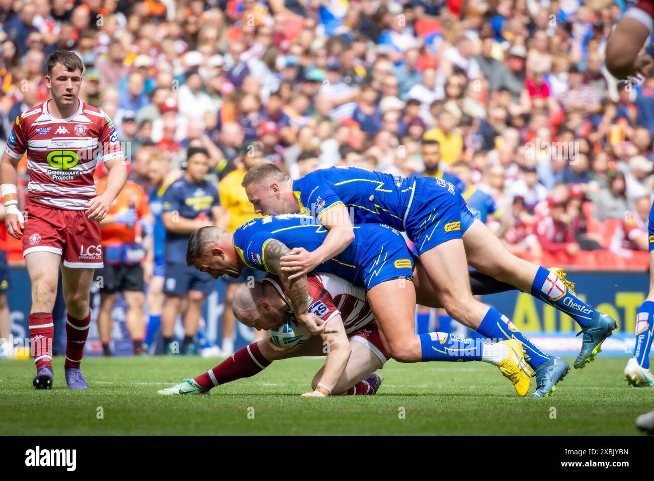 Das Finale Des Betfred Challenge Cups 2024. Paul Vaughan und Ben Currie schlagen Liam Marshall an Stockfoto