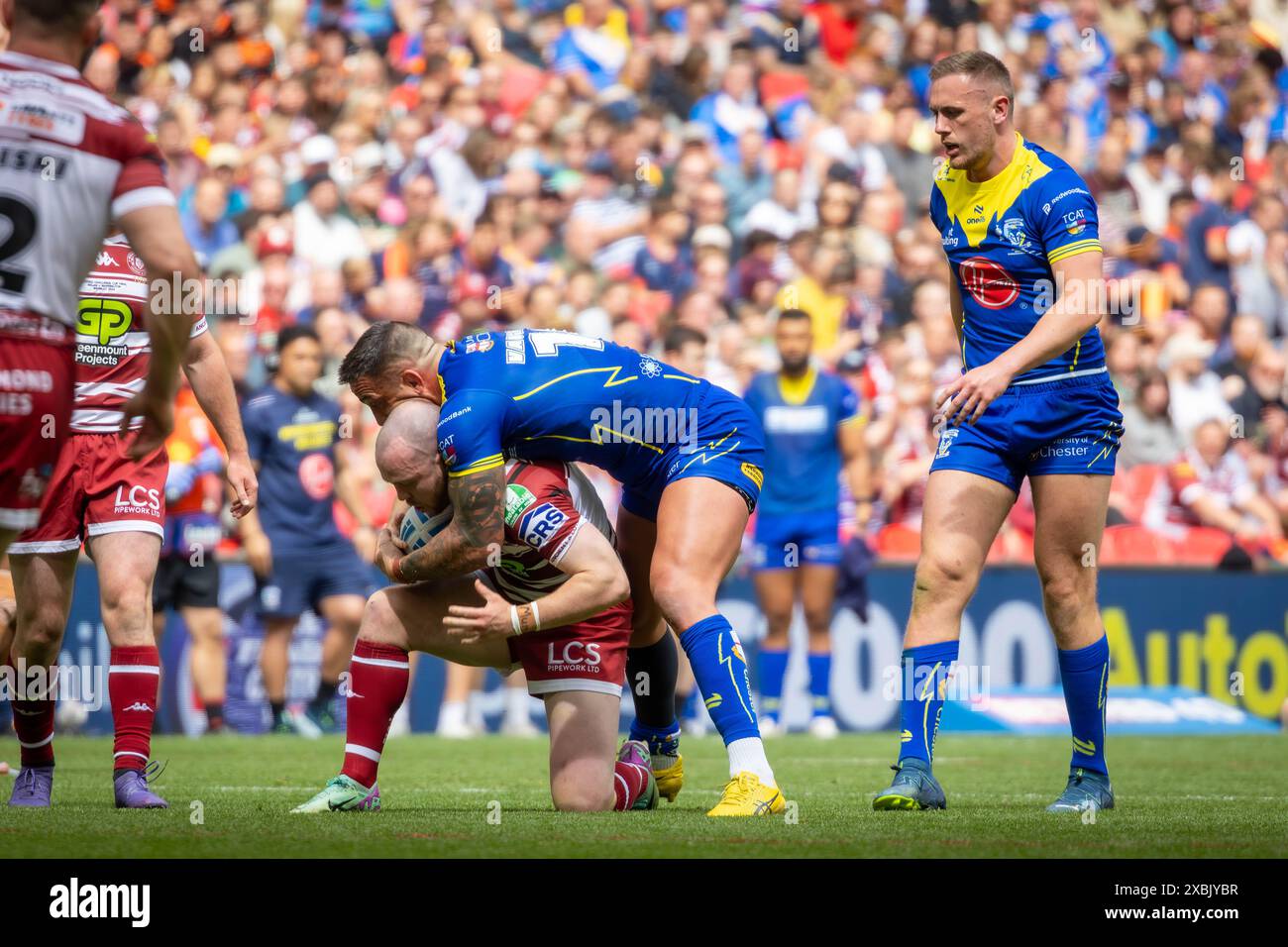 Das Finale Des Betfred Challenge Cups 2024. Paul Vaughan hält sich an Liam Marshall fest Stockfoto