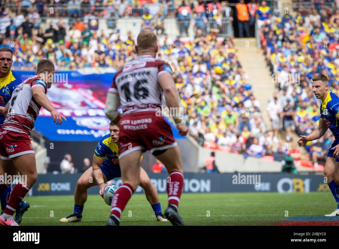 Das Finale Des Betfred Challenge Cups 2024. Danny Walker bereitet sich auf den Ball vor Stockfoto