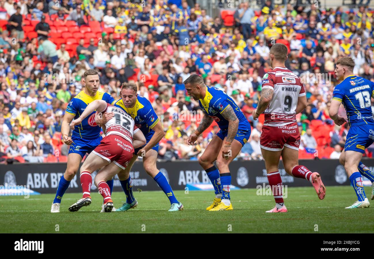 Das Finale Des Betfred Challenge Cups 2024. Warringtons James Harrison stoppt Liam Farrell Stockfoto