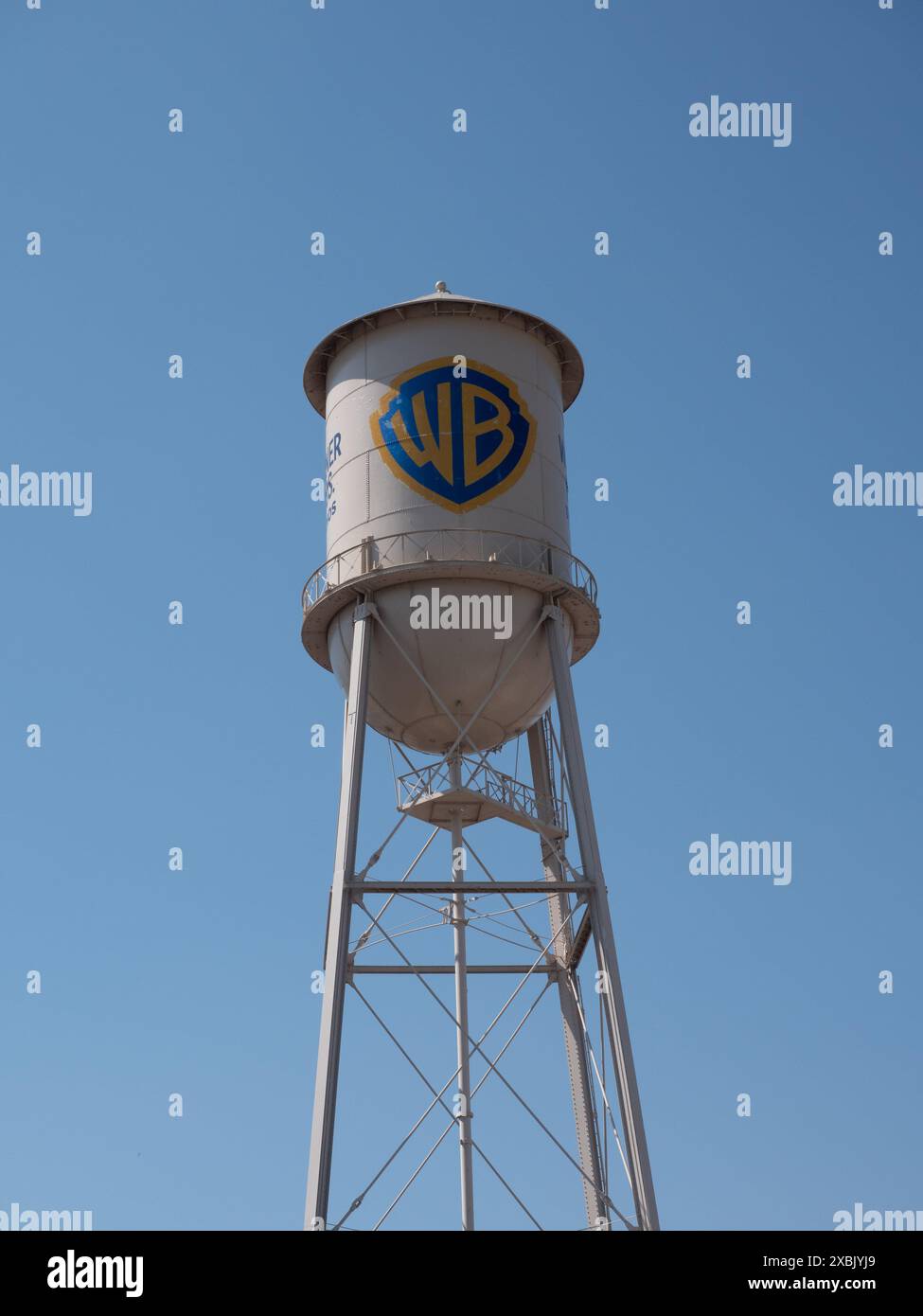 Der Wassertank der Warner Bros Studios auf dem Studio-Produktionsgelände in Burbank, Kalifornien am 7. Juni 2024. Foto von Francis Specker Stockfoto