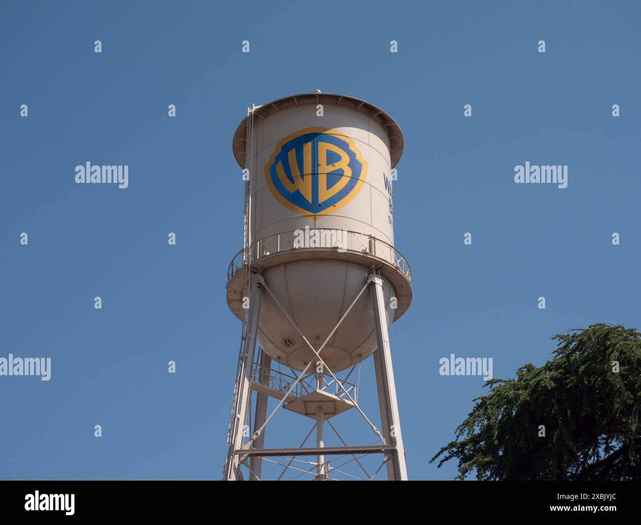 Der Wassertank der Warner Bros Studios auf dem Studio-Produktionsgelände in Burbank, Kalifornien am 7. Juni 2024. Foto von Francis Specker Stockfoto