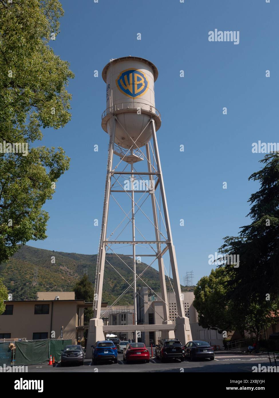 Der Wassertank der Warner Bros Studios auf dem Studio-Produktionsgelände in Burbank, Kalifornien am 7. Juni 2024. Foto von Francis Specker Stockfoto