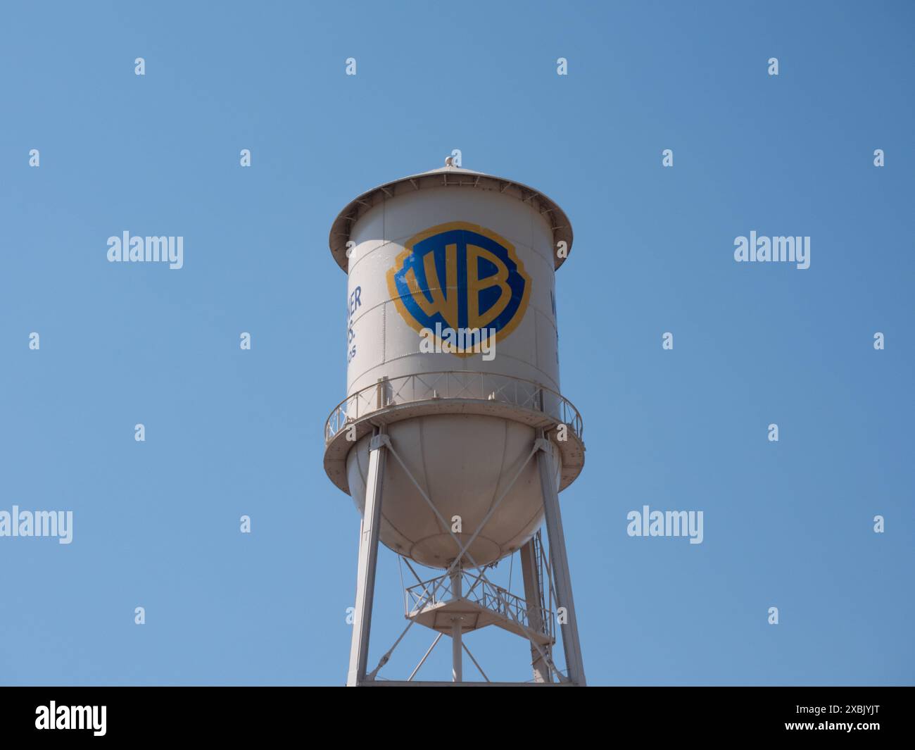 Der Wassertank der Warner Bros Studios auf dem Studio-Produktionsgelände in Burbank, Kalifornien am 7. Juni 2024. Foto von Francis Specker Stockfoto