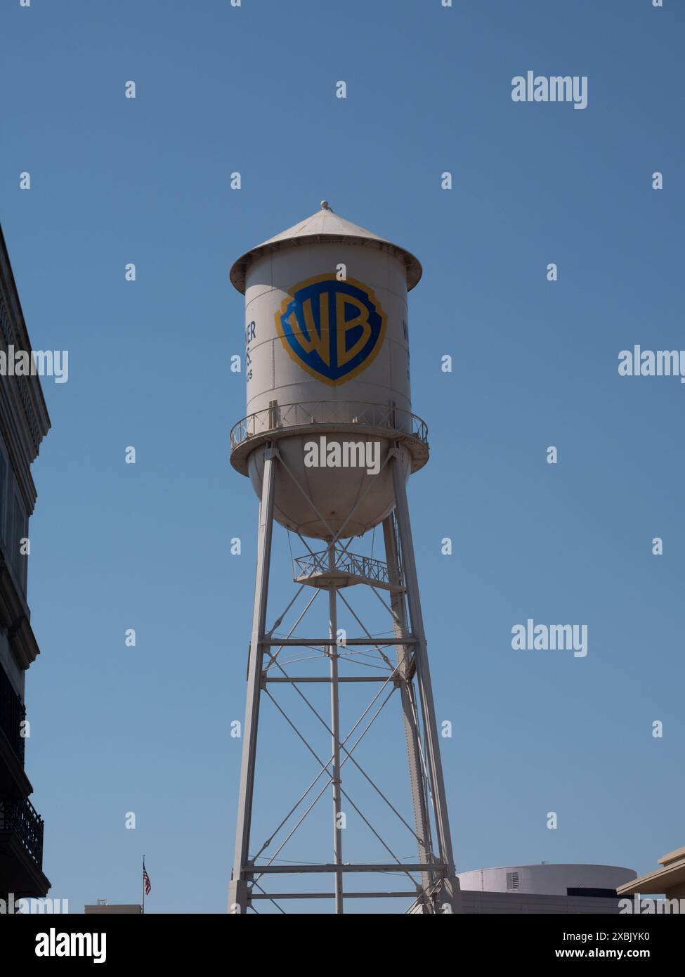 Der Wassertank der Warner Bros Studios auf dem Studio-Produktionsgelände in Burbank, Kalifornien am 7. Juni 2024. Foto von Francis Specker Stockfoto