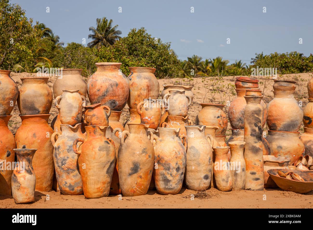 Mosambik, Inhambane, Vilankulo, verschiedene Arten von Töpferwaren, die entlang der Straße verkauft werden Stockfoto