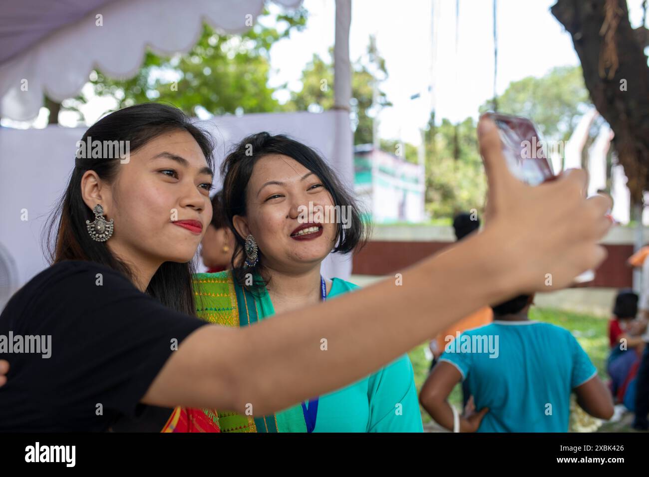 Indigene Frauen machen ein Selfie während einer Veranstaltung zum Welttag der Indigenen im Central Shaheed Minar in Dhaka, Bangladesch. Stockfoto Indigene Frauen machen ein Selfie während einer Veranstaltung zum Welttag der Indigenen im Central Shaheed Minar in Dhaka, Bangladesch. Stockfoto