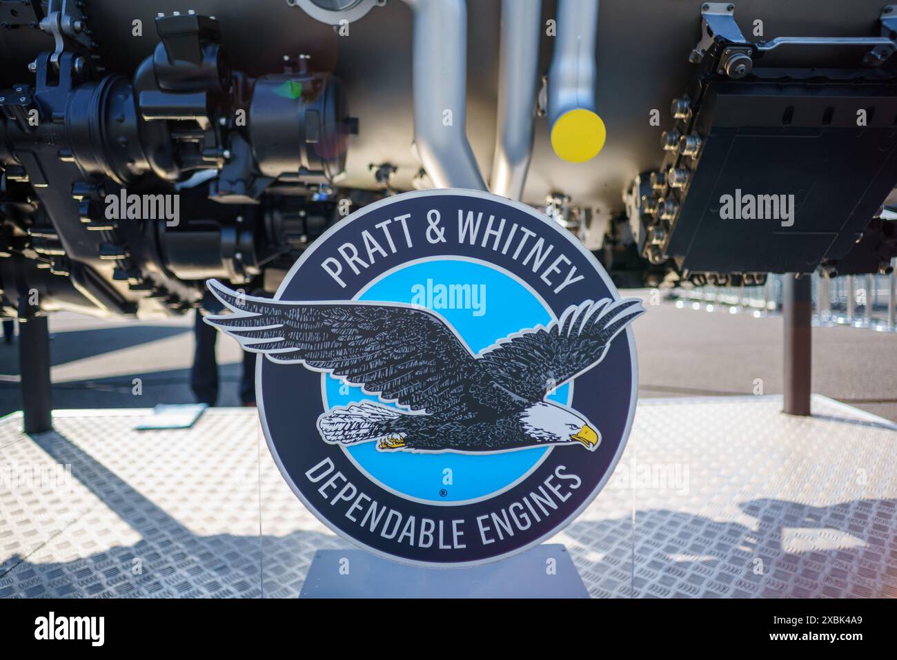BERLIN – 06. JUNI 2024: Das Logo von Pratt and Whitney, einem amerikanischen Hersteller von Luft- und Raumfahrt mit weltweitem Service. ILA Berlin Air Show 2024. Stockfoto