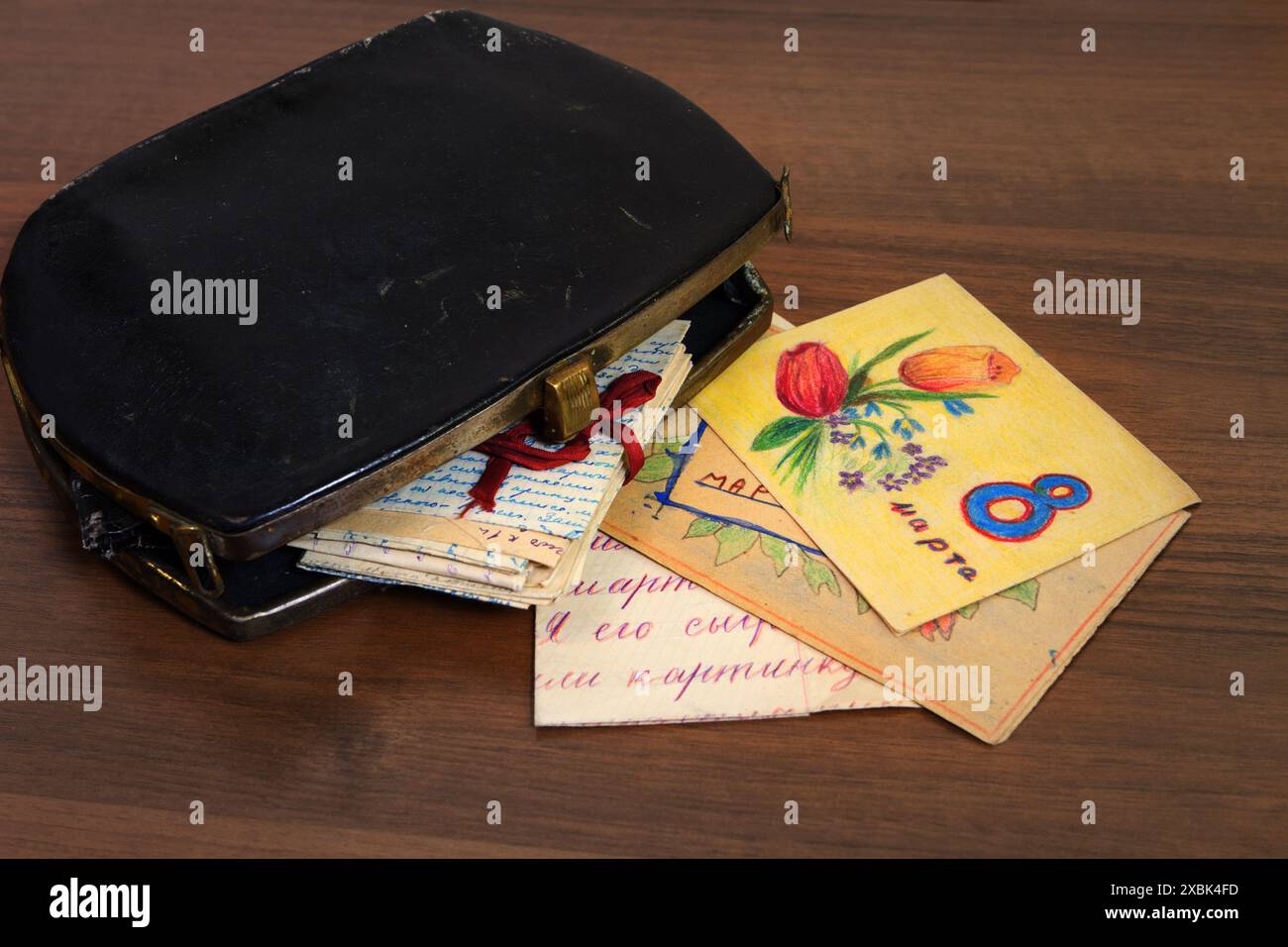 Vintage Handtasche mit alten Briefen und Kinderzeichnung Grußkarte für Mutter Stockfoto