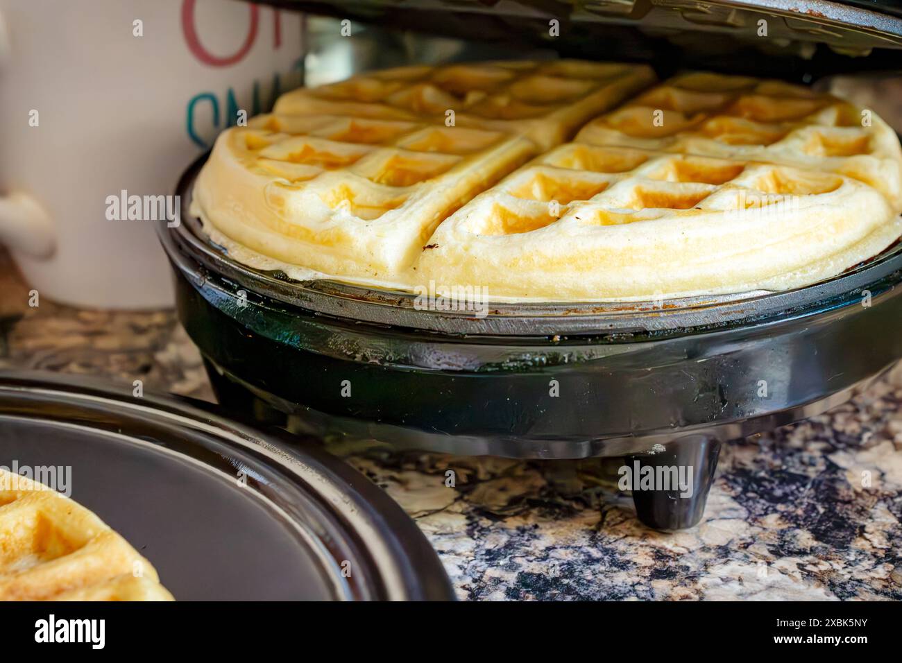 Gucken, um zu sehen, ob die Waffel fertig ist. Stockfoto