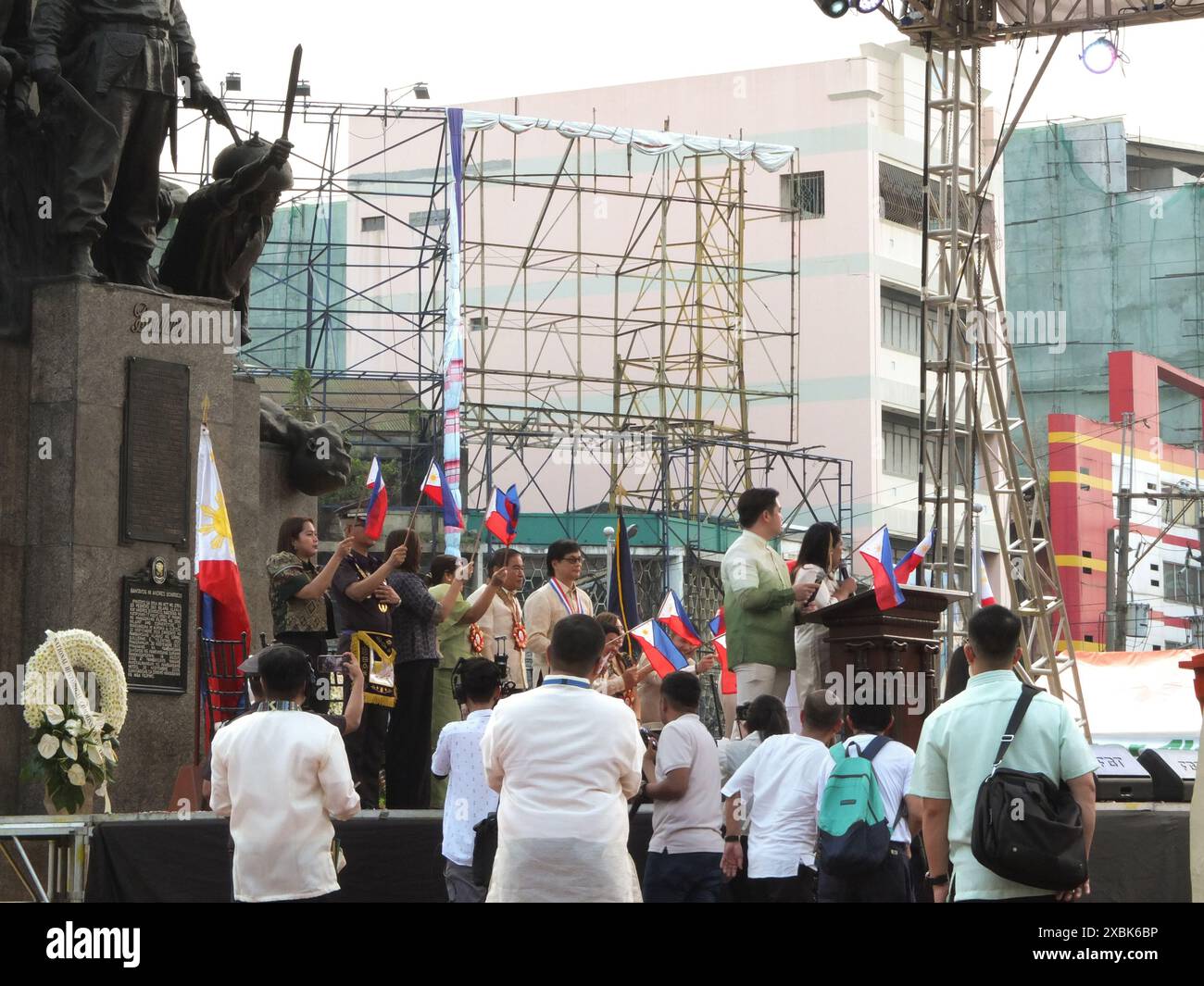 Regierungsbeamte der Stadt Caloocan und DILG-Sekretär Benhur Abalos hissten ihre philippinischen Flaggen im Höhepunkt des philippinischen Unabhängigkeitstages. Caloocan City feiert den 126. Philippinischen Unabhängigkeitstag am Bonifacio Monument, zusammen mit DILG-Sekretär Benhur Abalos als Ehrengast und der Zusammenarbeit von Caloocan LGU, DILG Personal, Barangay Beamten, Philipppine National Police, Bureau of Fire Protection & Non Government Organizations. Stockfoto