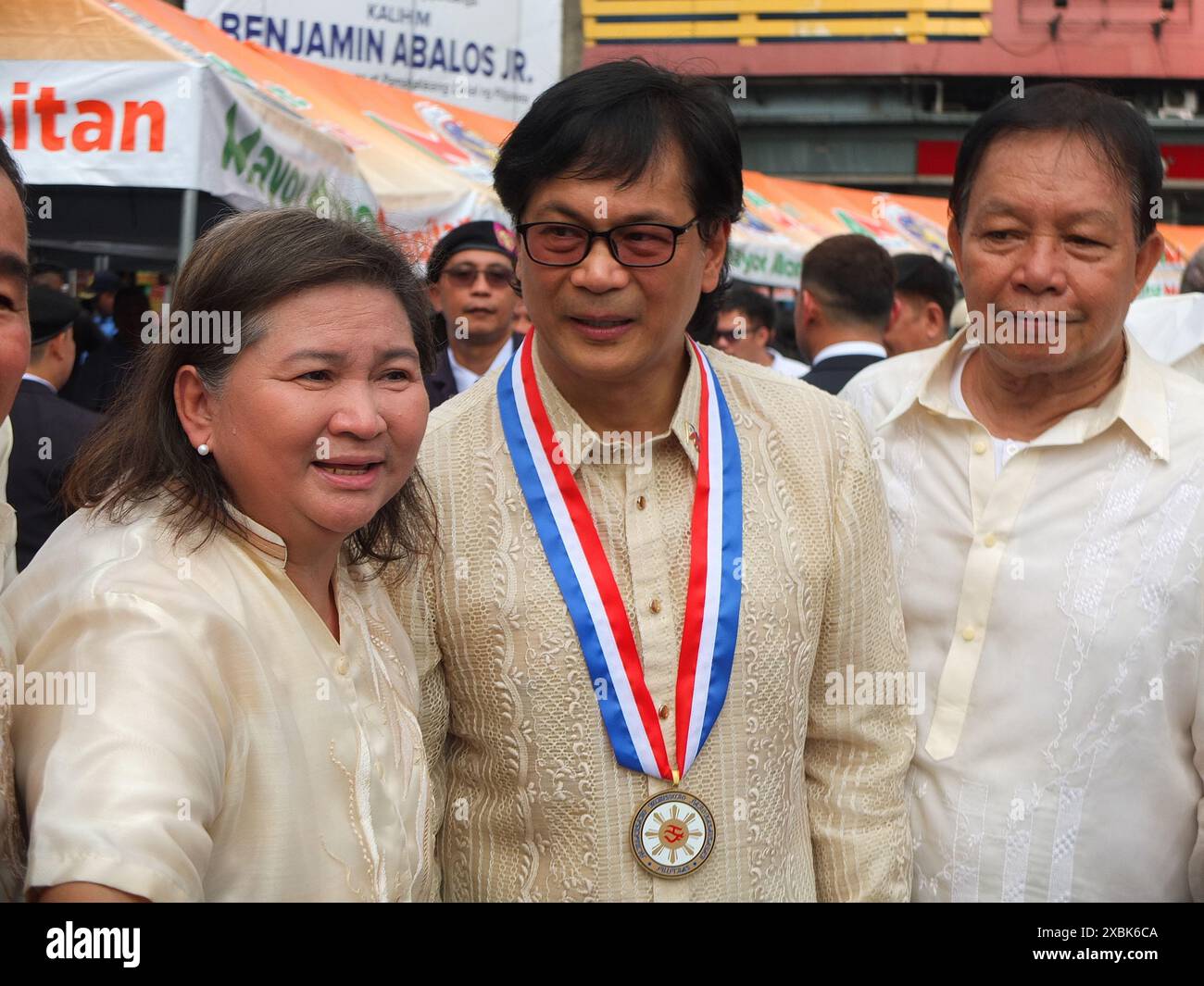 Benhur Abalos, Sekretär des Innenministeriums und der lokalen Regierung (DILG), posiert für ein Gruppenfoto mit Mitarbeitern der Stadtverwaltung von Caloocan. Caloocan City feiert den 126. Philippinischen Unabhängigkeitstag am Bonifacio Monument, zusammen mit DILG-Sekretär Benhur Abalos als Ehrengast und der Zusammenarbeit von Caloocan LGU, DILG Personal, Barangay Beamten, Philipppine National Police, Bureau of Fire Protection & Non Government Organizations. Stockfoto