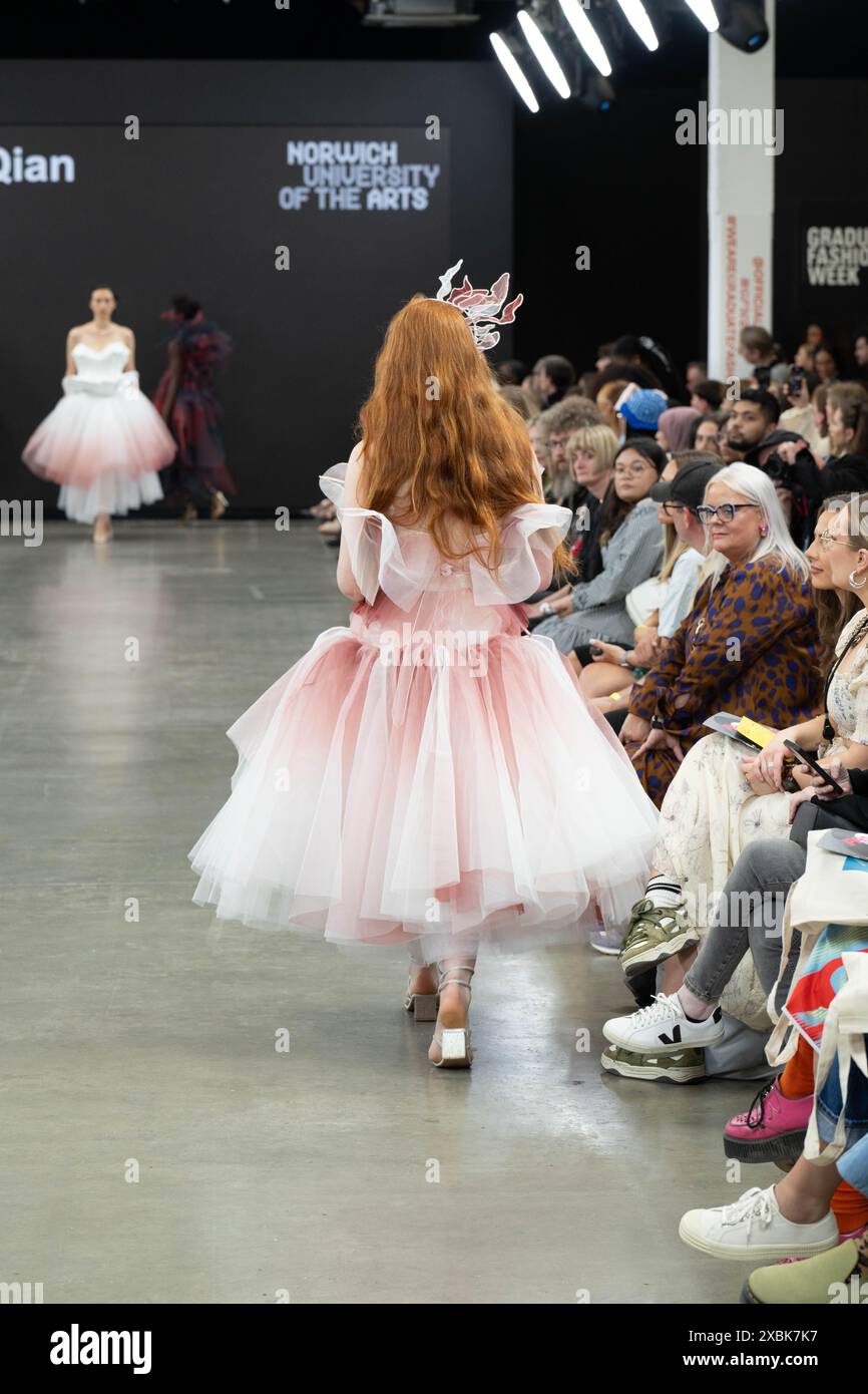 London, UK, 12. Juni 2024, beginnt die Graduate Fashion Week am 10. Juni in Brick Lane mit Modeschauen verschiedener Universitäten. Die Shows laufen bis zum 13. Juni 2024. Fotos von Rujing Qian Designs von der Norwich University of the Arts., Andrew Lalchan Photography/Alamy Live News Stockfoto