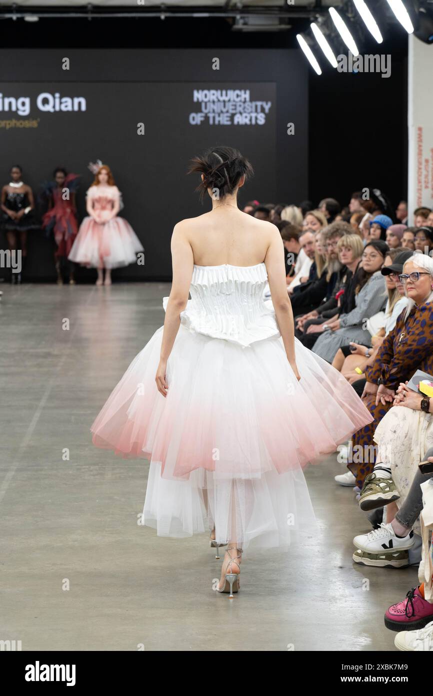 London, UK, 12. Juni 2024, beginnt die Graduate Fashion Week am 10. Juni in Brick Lane mit Modeschauen verschiedener Universitäten. Die Shows laufen bis zum 13. Juni 2024. Fotos von Rujing Qian Designs von der Norwich University of the Arts., Andrew Lalchan Photography/Alamy Live News Stockfoto