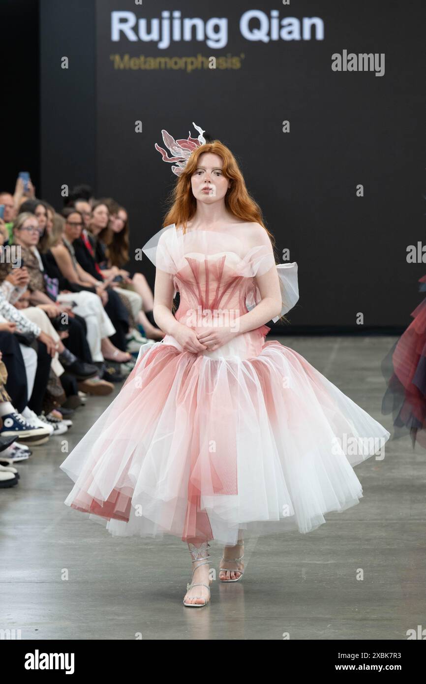 London, UK, 12. Juni 2024, beginnt die Graduate Fashion Week am 10. Juni in Brick Lane mit Modeschauen verschiedener Universitäten. Die Shows laufen bis zum 13. Juni 2024. Fotos von Rujing Qian Designs von der Norwich University of the Arts., Andrew Lalchan Photography/Alamy Live News Stockfoto