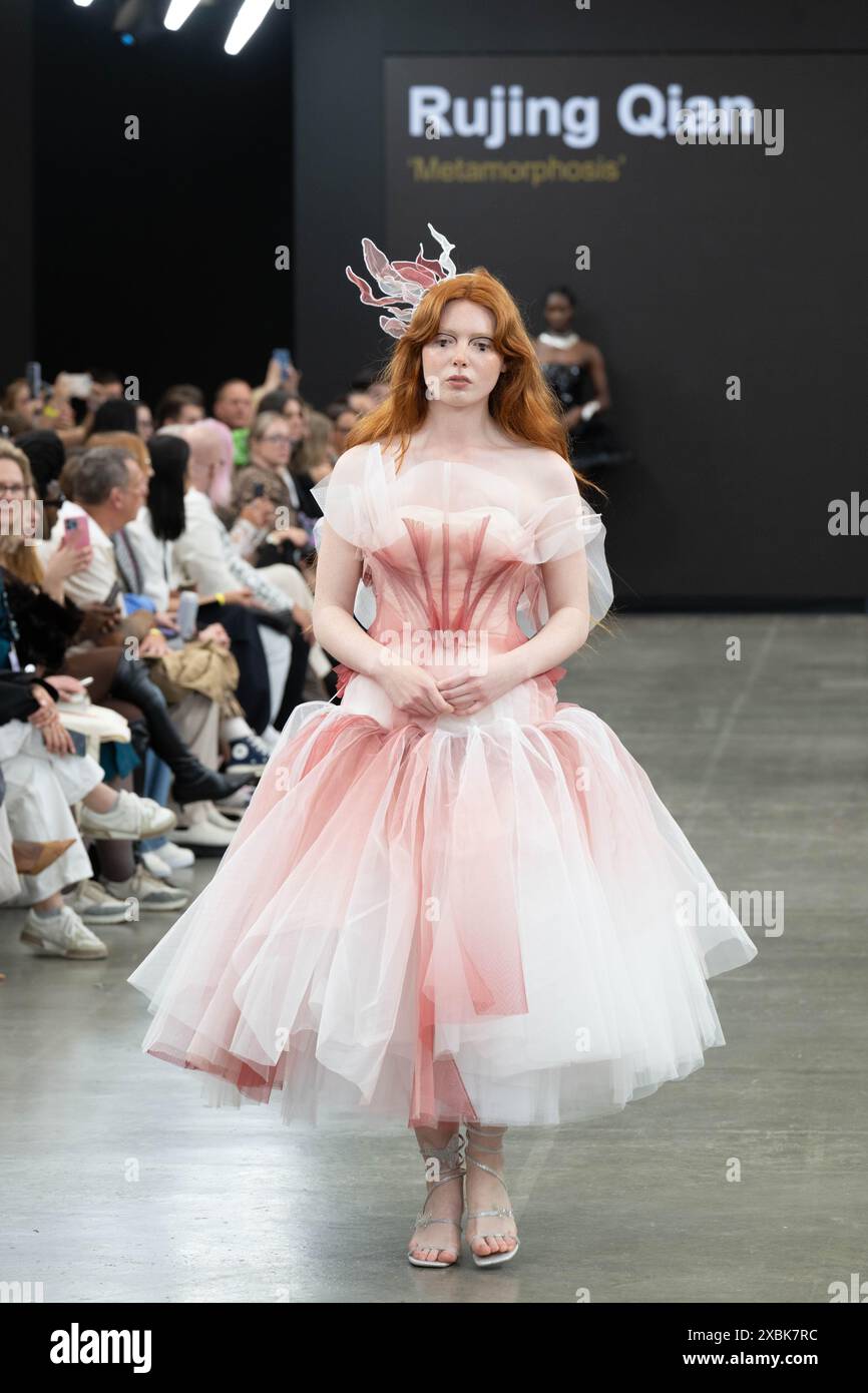 London, UK, 12. Juni 2024, beginnt die Graduate Fashion Week am 10. Juni in Brick Lane mit Modeschauen verschiedener Universitäten. Die Shows laufen bis zum 13. Juni 2024. Fotos von Rujing Qian Designs von der Norwich University of the Arts., Andrew Lalchan Photography/Alamy Live News Stockfoto