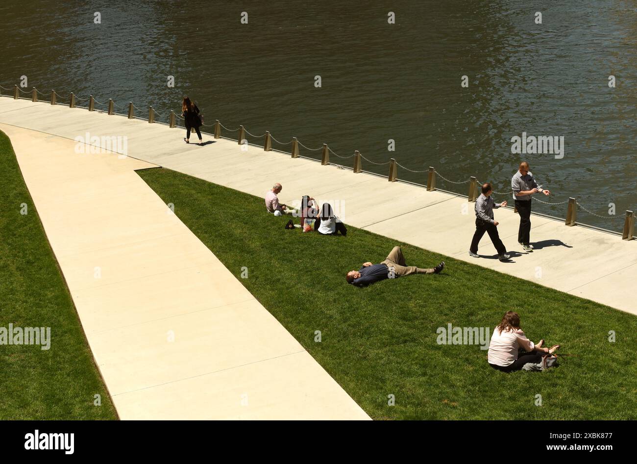 Chicago, USA - 4. Juni 2018: Menschen auf dem Chicago Riverwalk in der Innenstadt von Chicago. Stockfoto