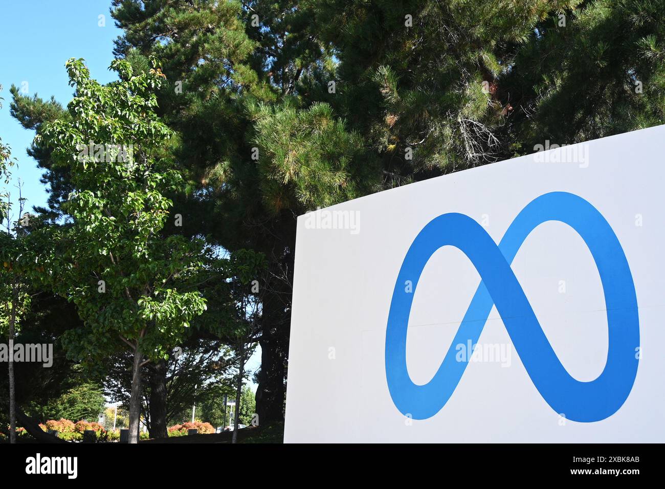 Menlo Park, Kalifornien, USA - 28. Juli 2023: Meta-Logo-Schild in der Nähe des Hauptquartiers von Meta Platforms am 1 Hacker Way. Stockfoto