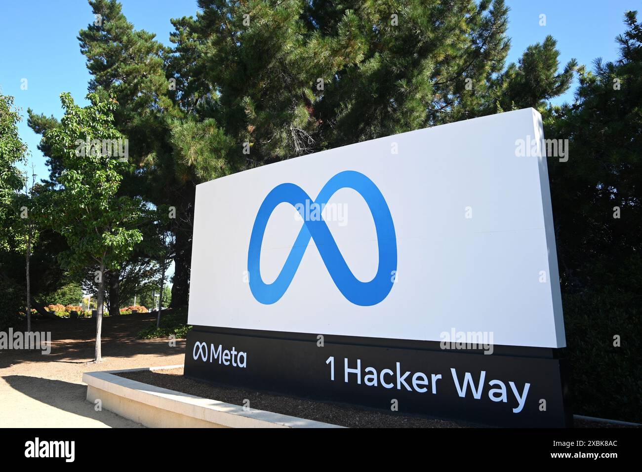 Menlo Park, Kalifornien, USA - 28. Juli 2023: Meta-Logo-Schild in der Nähe des Hauptquartiers von Meta Platforms am 1 Hacker Way. Stockfoto