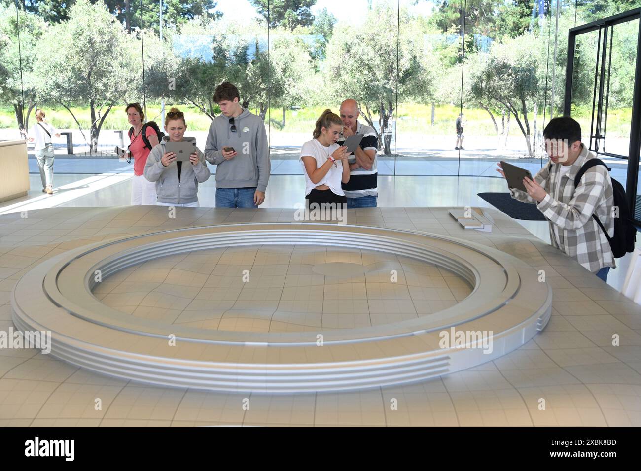 Cupertino, CA, USA - 28. Juli 2023: Apple Park Visitor Center in Cupertino. Stockfoto