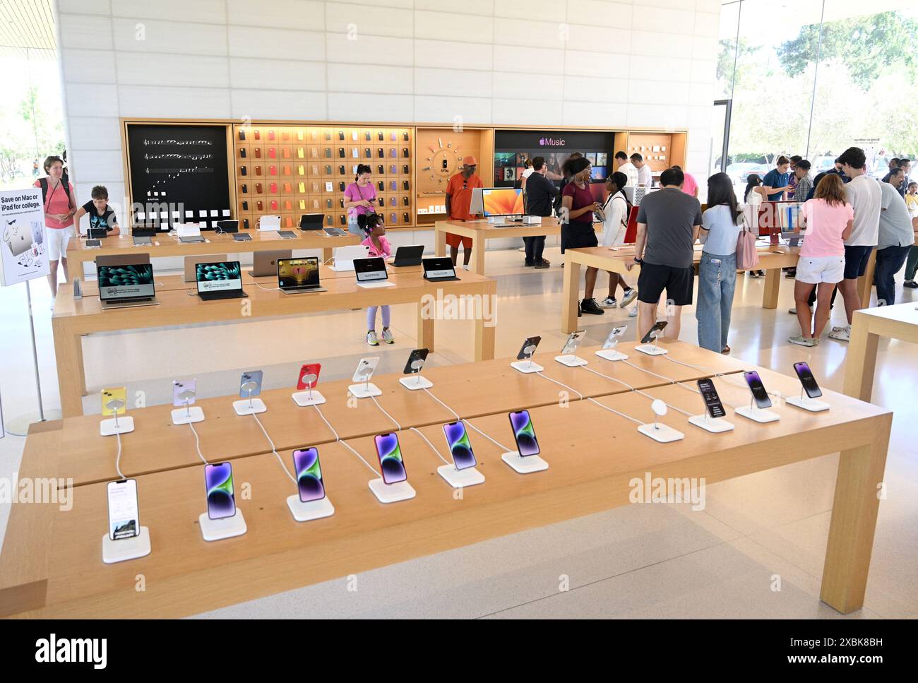 Cupertino, CA, USA - 28. Juli 2023: Apple Park Visitor Center in Cupertino. Stockfoto