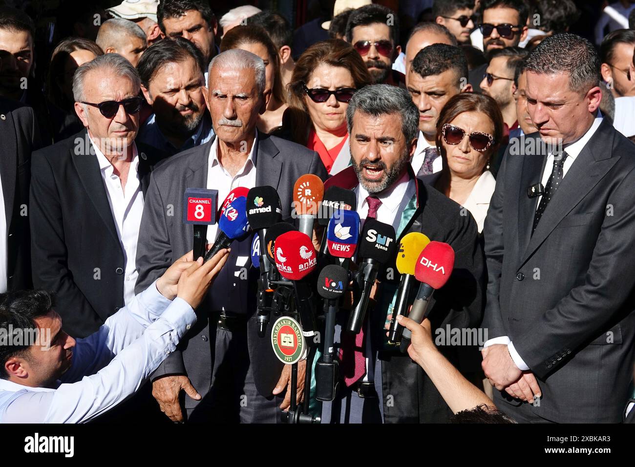 Diyarbakir, Türkei. Juni 2024. Nahit Eren, Präsident der Diyarbakir Anwaltskammer, wird während des Protestes gesehen. Drei Polizisten wurden im Mordfall gegen den Anwalt Tahir Elci freigesprochen, dem Leiter der Rechtsanwaltskammer Diyarbakir, die seit 9 Jahren in der Türkei andauert. Eine große Anzahl von Anwälten, Politikern und Menschenrechtsverteidigern protestierten gegen das Urteil, indem sie vom Gericht zu dem Ort marschierten, an dem Elci getötet wurde. (Foto: Mehmet Masum Suer/SOPA Images/SIPA USA) Credit: SIPA USA/Alamy Live News Stockfoto