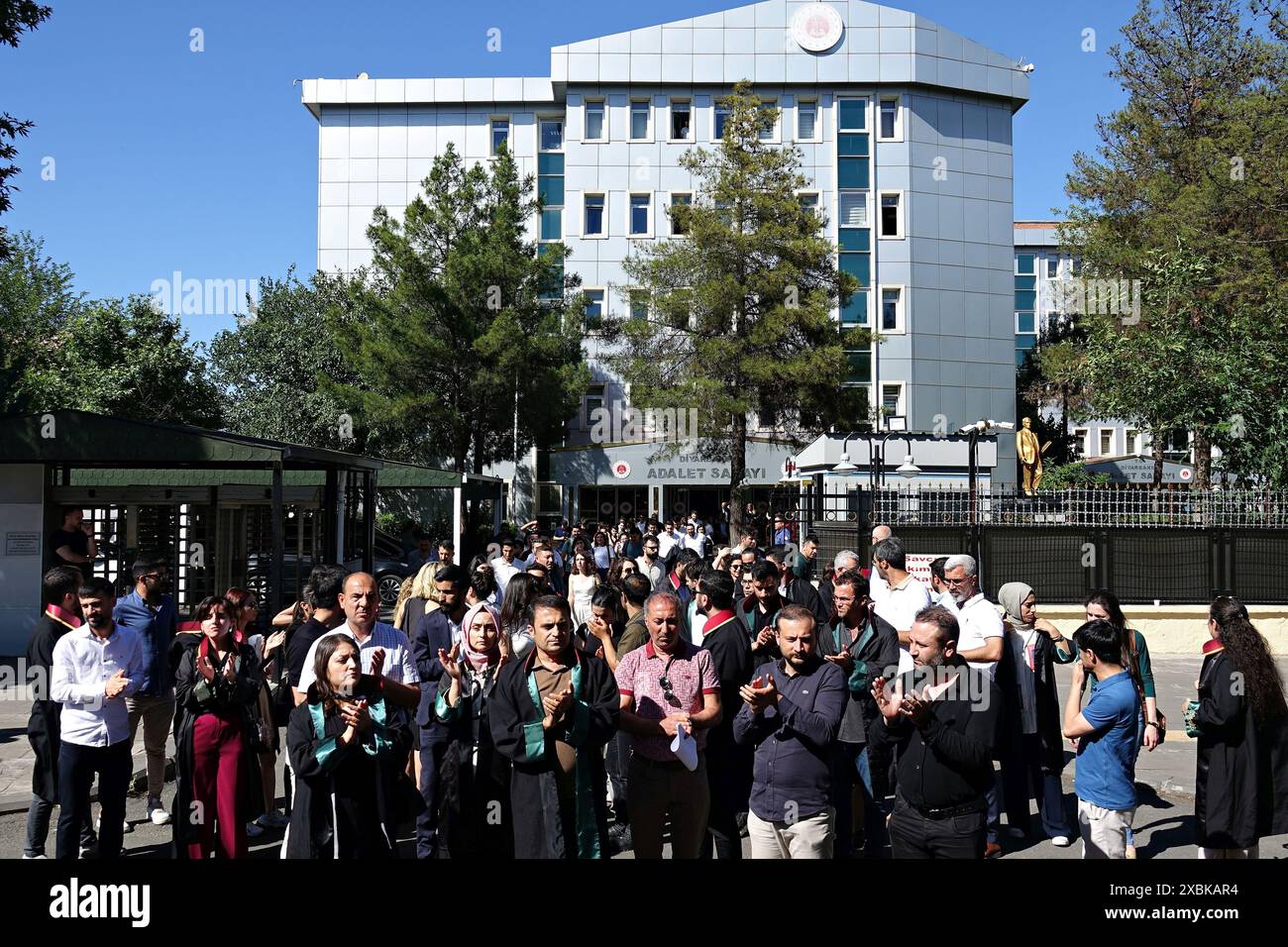 Diyarbakir, Türkei. Juni 2024. Barpräsidenten und Anwälte treffen sich während des Protestes vor dem Diyarbakir-Gericht. Drei Polizisten wurden im Mordfall gegen den Anwalt Tahir Elci freigesprochen, dem Leiter der Rechtsanwaltskammer Diyarbakir, die seit 9 Jahren in der Türkei andauert. Eine große Anzahl von Anwälten, Politikern und Menschenrechtsverteidigern protestierten gegen das Urteil, indem sie vom Gericht zu dem Ort marschierten, an dem Elci getötet wurde. (Foto: Mehmet Masum Suer/SOPA Images/SIPA USA) Credit: SIPA USA/Alamy Live News Stockfoto