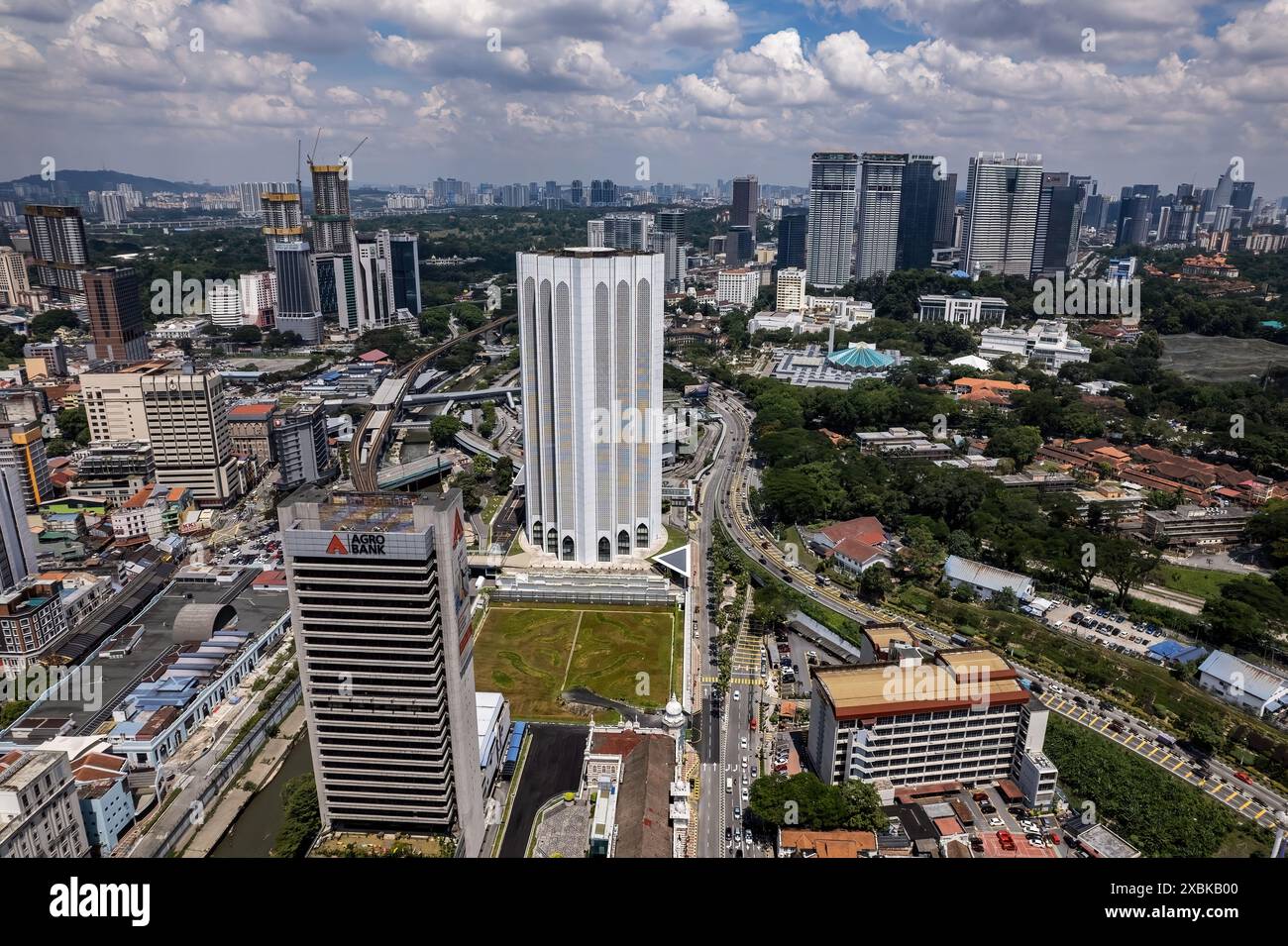 Ein Blick aus der Vogelperspektive auf das Dayabumi-Gebäude und andere Gebäude im Stadtzentrum von Kuala Lumpur Stockfoto