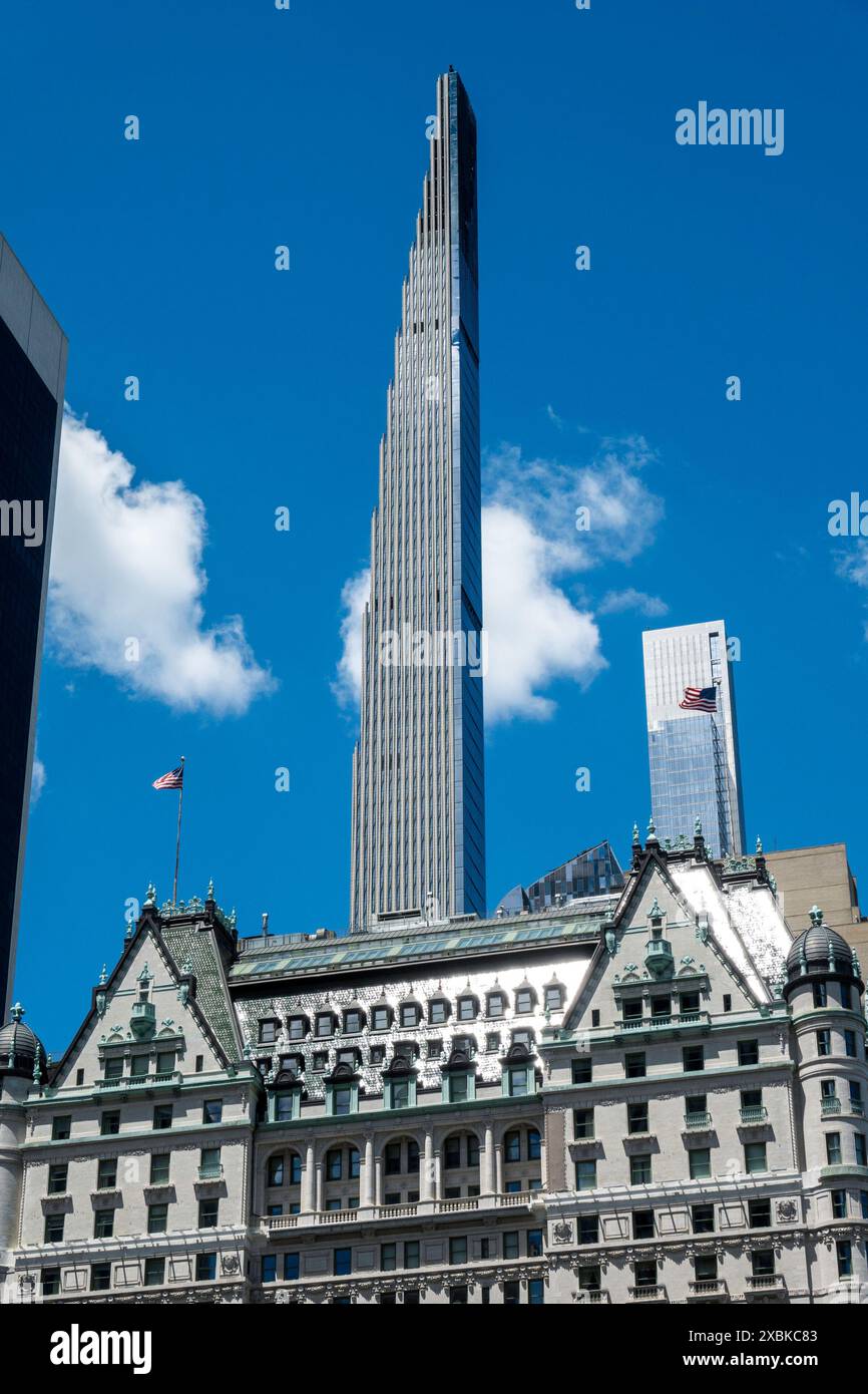 Das Plaza Hotel ist ein berühmtes Wahrzeichen an der Fifth Avenue und dem Central Park South, 2024, New York City, USA Stockfoto